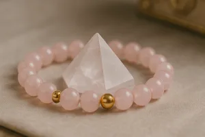Cristallo di Quarzo Rosa immerso in una ciotola di cristallo lavorato, con sfondo naturale, simbolo di bellezza olistica e amore verso sé stessi.