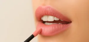 Cura delle labbra con gloss naturale e protezione idratante