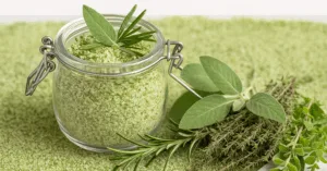 Preparazione del sale alle erbe aromatiche fatto in casa fatto in casa con rosmarino e salvi