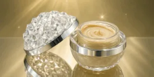“Crema giorno viso lussuosa color champagne in vaso di vetro sfaccettato con coperchio diamantato, illuminata da riflessi dorati.”
